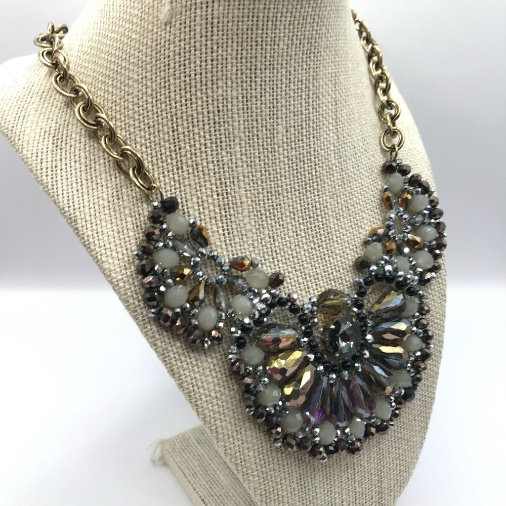 Elegant Multicolor Beaded Statement Necklace - Picture 3 of 8
